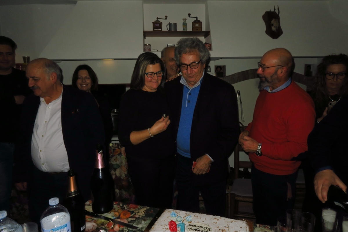 Altre immagini della festa del 14 dicembre. Pietrasanta Riccardo Alessandra e la torta